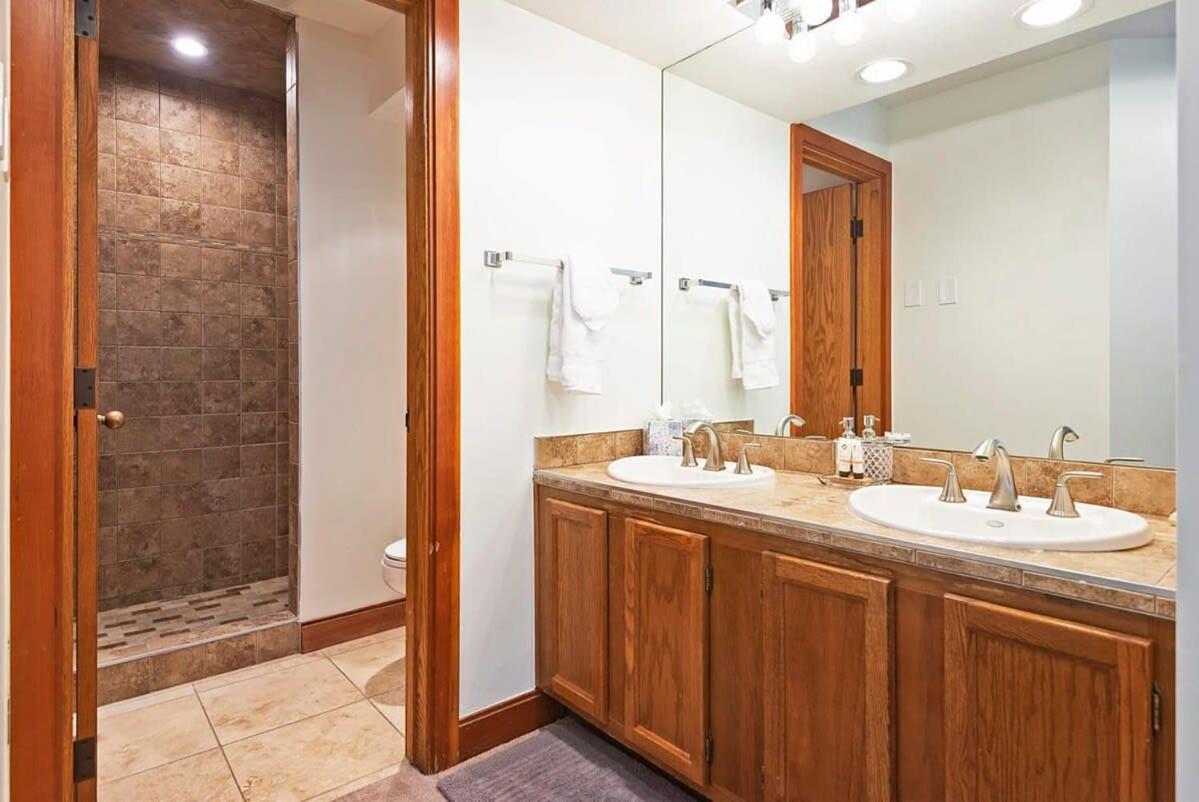 Stunning Location 2Bdr Condo Retreat Парк Сити Екстериор снимка