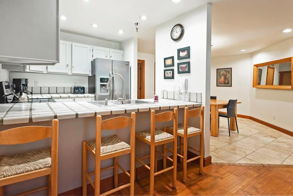 Stunning Location 2Bdr Condo Retreat Парк Сити Екстериор снимка